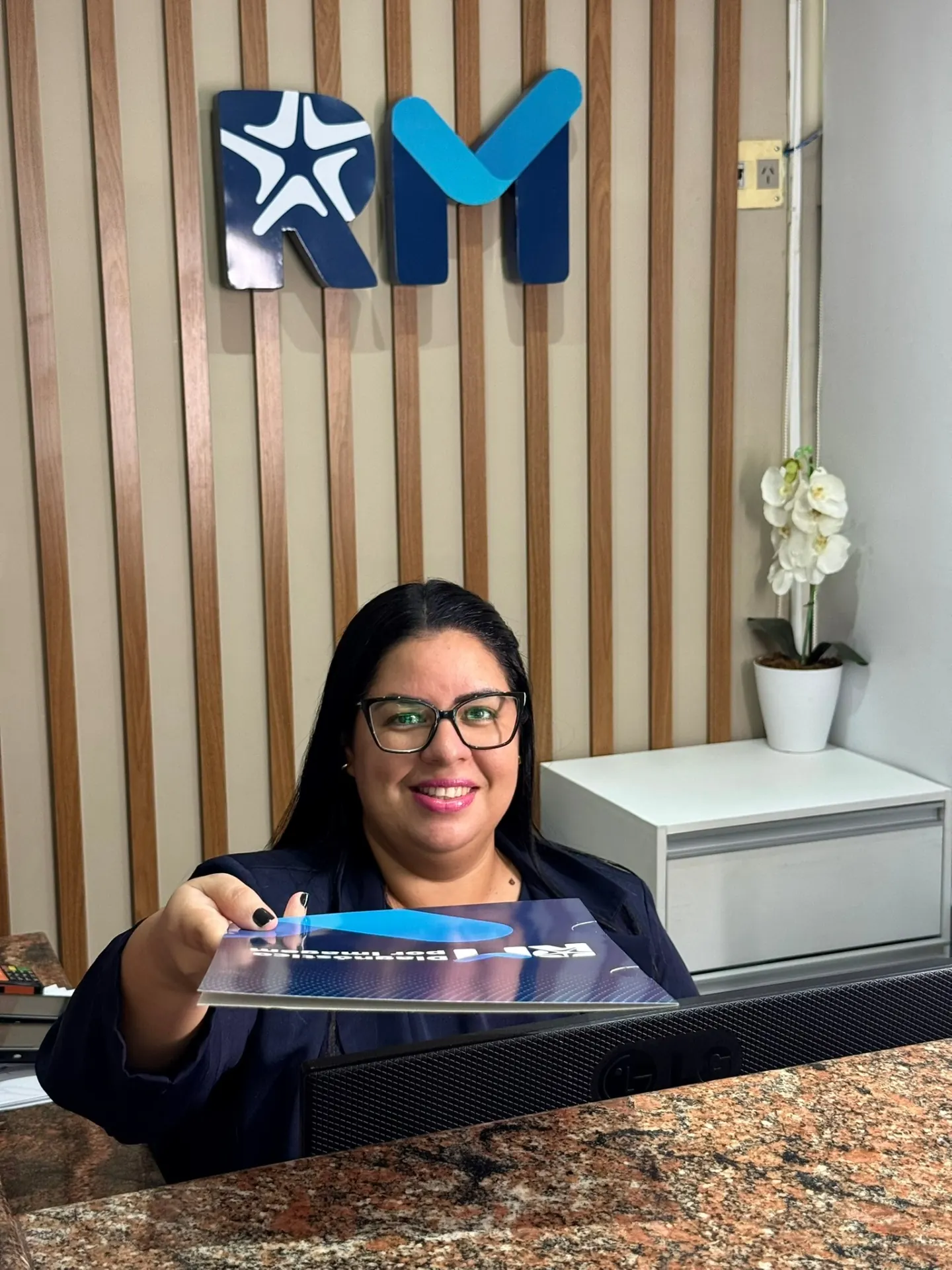 Logo RM Diagnóstico por Imagem na recepção da clínica